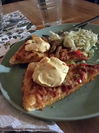 Pizzaslicar och sallad