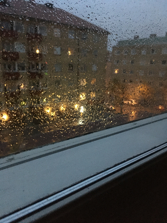 Regn på köksfönstret