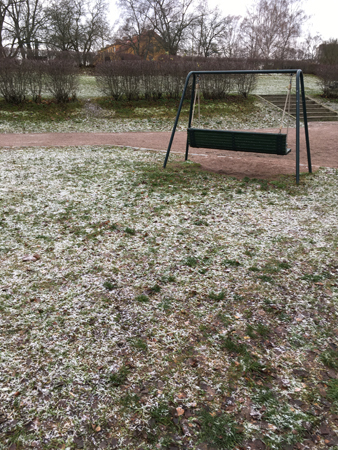 Snö på gräset i Höganäsparken