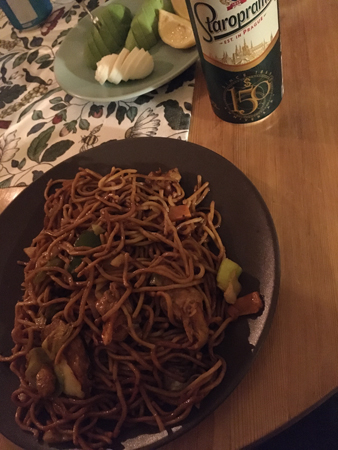 Kycklingwok med nudlar och öl