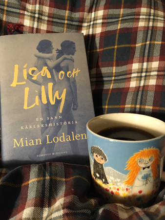 Lisa och Lilly med Toffle och Miffle på kaffemuggen