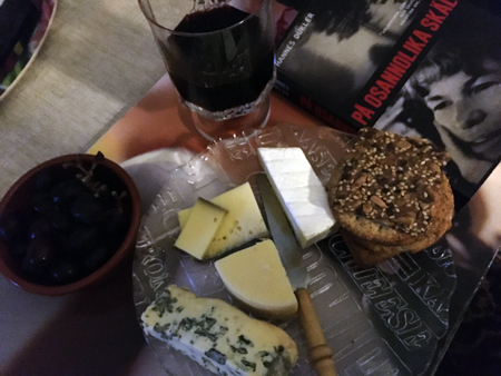 Ostassiett vin och boken På osannolika skäl