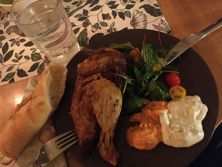 Grillad kyckling sallad bröd röror vatten