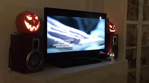 TVn mellan två Jack o lantern