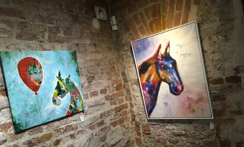 Två av Li Gessbos tavlor på Galleri Uppsala