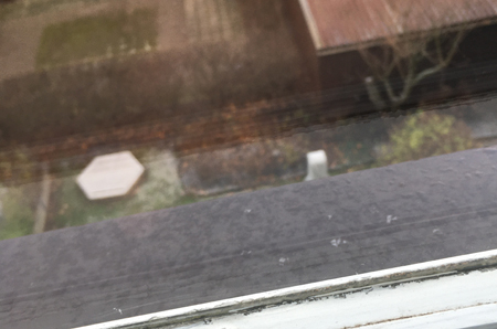 Snö på fönsterblecket