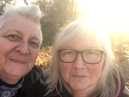 Jag och Anna med solen bakom o stängda munnar