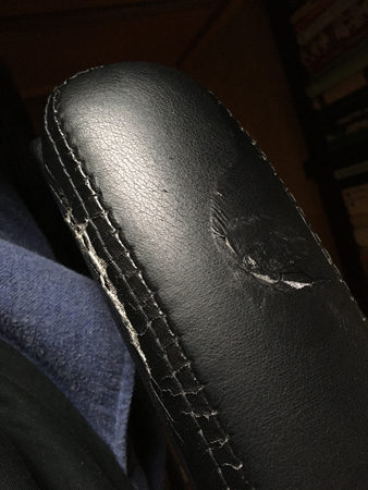 Slitet armstöd på skrivbordsstolen