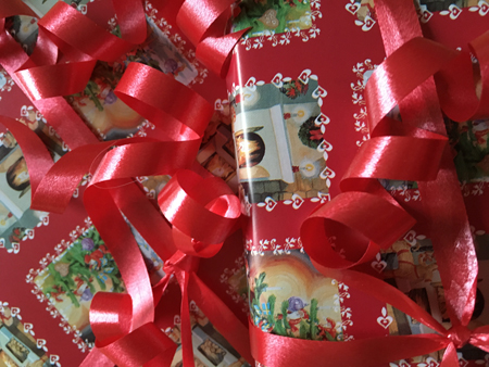 Julklappar med rött snöre