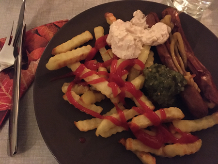 Kycklingkorv pommes frites räksallad bostongurka