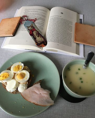 Mackor varma koppen och bok