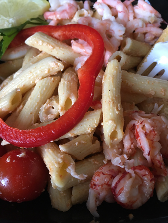 Räkor och kräftor med krämig pasta