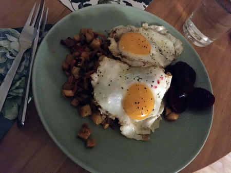 Kycklingpytt med stekta ägg och rödbetor