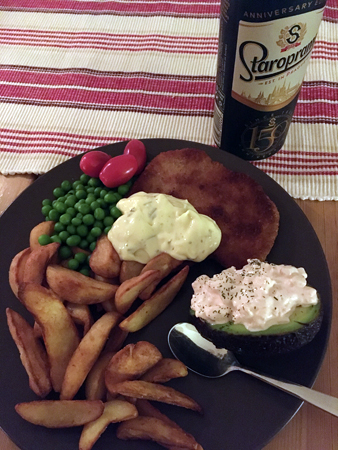 Kycklingschnitzel med klyftor och tillbehör