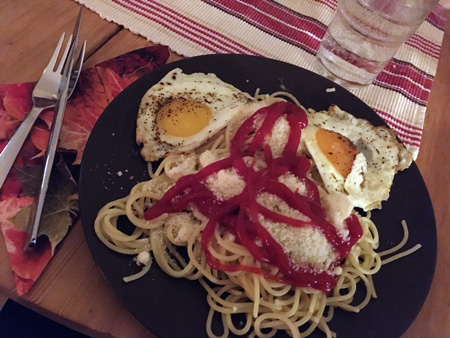 Spaghetti o två stekta ägg