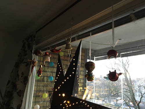 Åtta julfigurer i gardinstången