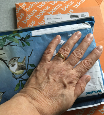 Min hand på två paket