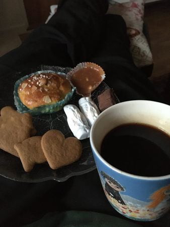 Gofika med knäck blåbärsskumtomtar pepparkakor saffransbulle