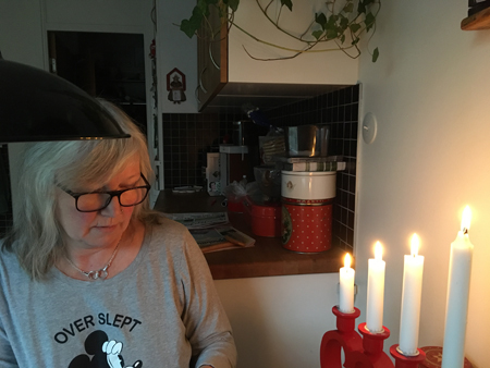 Anna vid frukostbordet