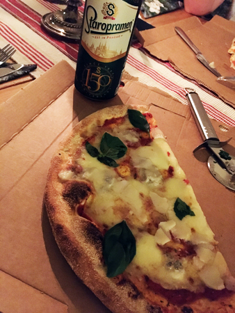 En halv ostpizza och Staropramenöl