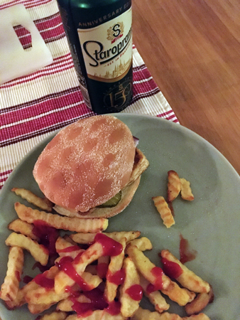 Halloumiburgare pommes och Staropramen