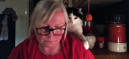 Lucifers tass på Annas axel