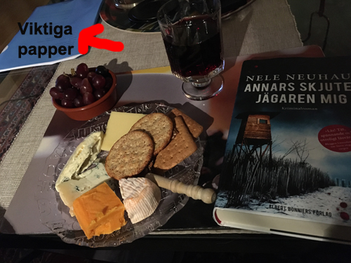 Ostassiett m vin o boken Annars skjuter jägaren mig samt viktiga papper