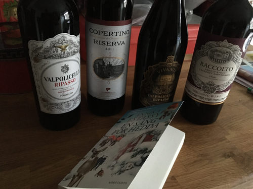 Fyra enkla italienska rödviner och boken En sång för Hedda Fyra enkla italienska rödviner och boken En sång för Hedda