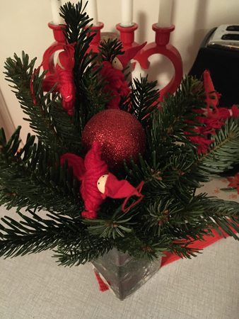 Grankvistar i vas med tomtar