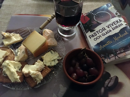 Ostassiett vin druvor o boken Pastor Viveka och Glada änkan