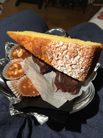 Saffranskaka och godisskål