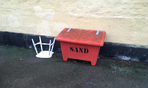 Uppochnervänd pall och sandbox