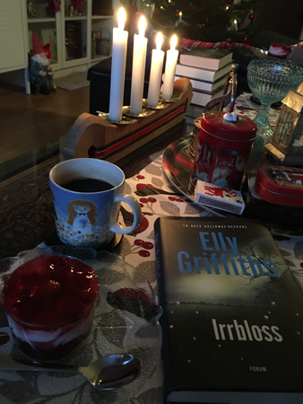 Eftermiddagsfika med hallonbakelse och boken Irrbloss