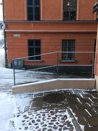 Fjellstedtska skolan och kullerstenar