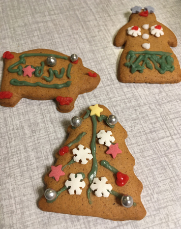 Julgris pepparkakstjej och gran