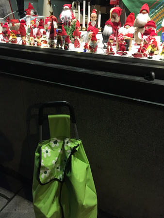 Dramaten utanför ett tomtefönster