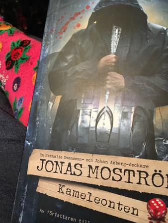 Jonas Moströms bok Kameleonten och min fot i rosa strumpa