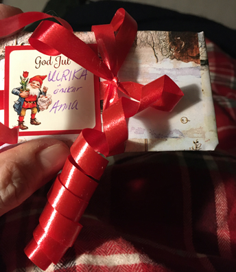 Julklapp fr Anna med väldigt lockigt snöre