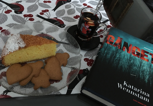 Glögg pepparkakor saffranskaka och boken Gänget