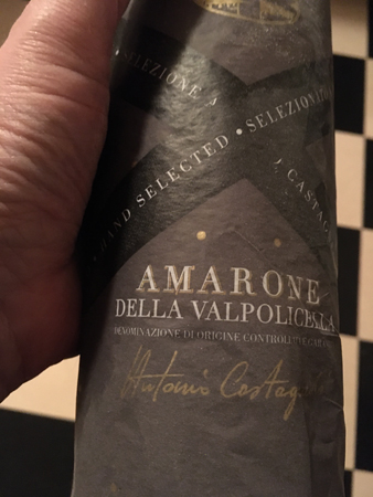 Amaroneflaska i papper