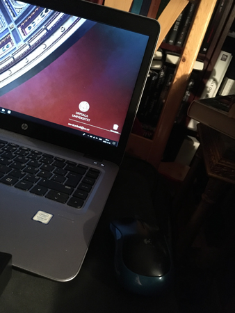 Jobbdatorn på en stol hemma