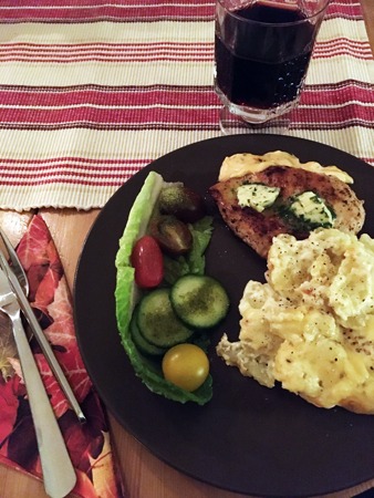 Kycklingfilé med vitlökssmör grönsaker potatisgratäng Amarone i glaset