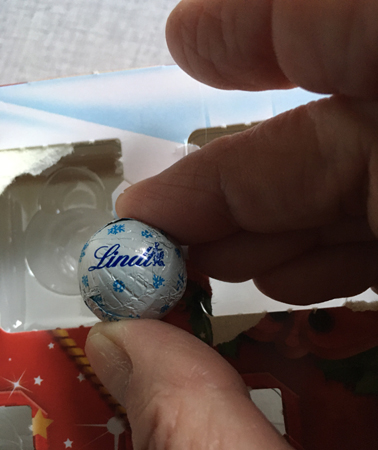 Lindtkula mellan fingrarna