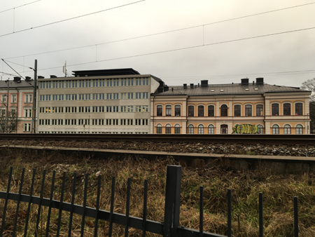 Uppsala estetiska gymnasium på andra sidan järnvägen
