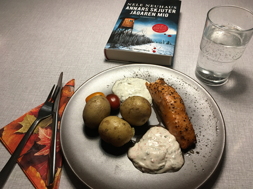 Varmrökt lax med peppar potatis sås o tomater boken Annars skjuter jägarene