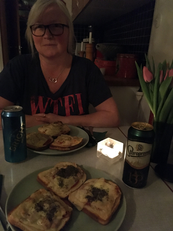 Anna med varma mackor