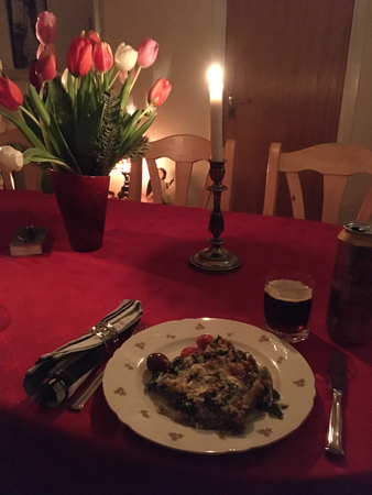 Annas grönkålspaj öl tulpaner ocvh tända ljus