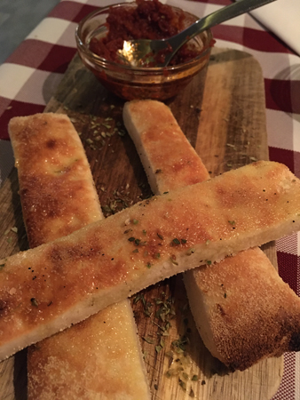 Bröd och tomatröra på Trattoria Alessandro
