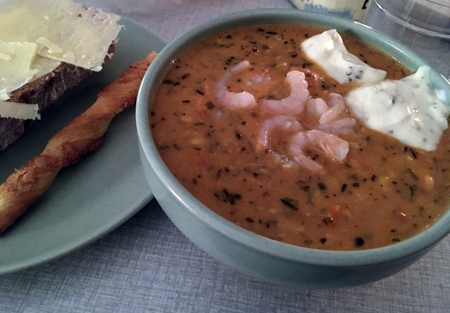 Fisksoppa med räkor o örtcrème fraiche samt ostmacka och oststick Fisksoppa med räkor o örtcrème fraiche samt ostmacka och oststick