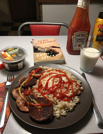 Kycklingkorv makaroner och boken Överlevarna